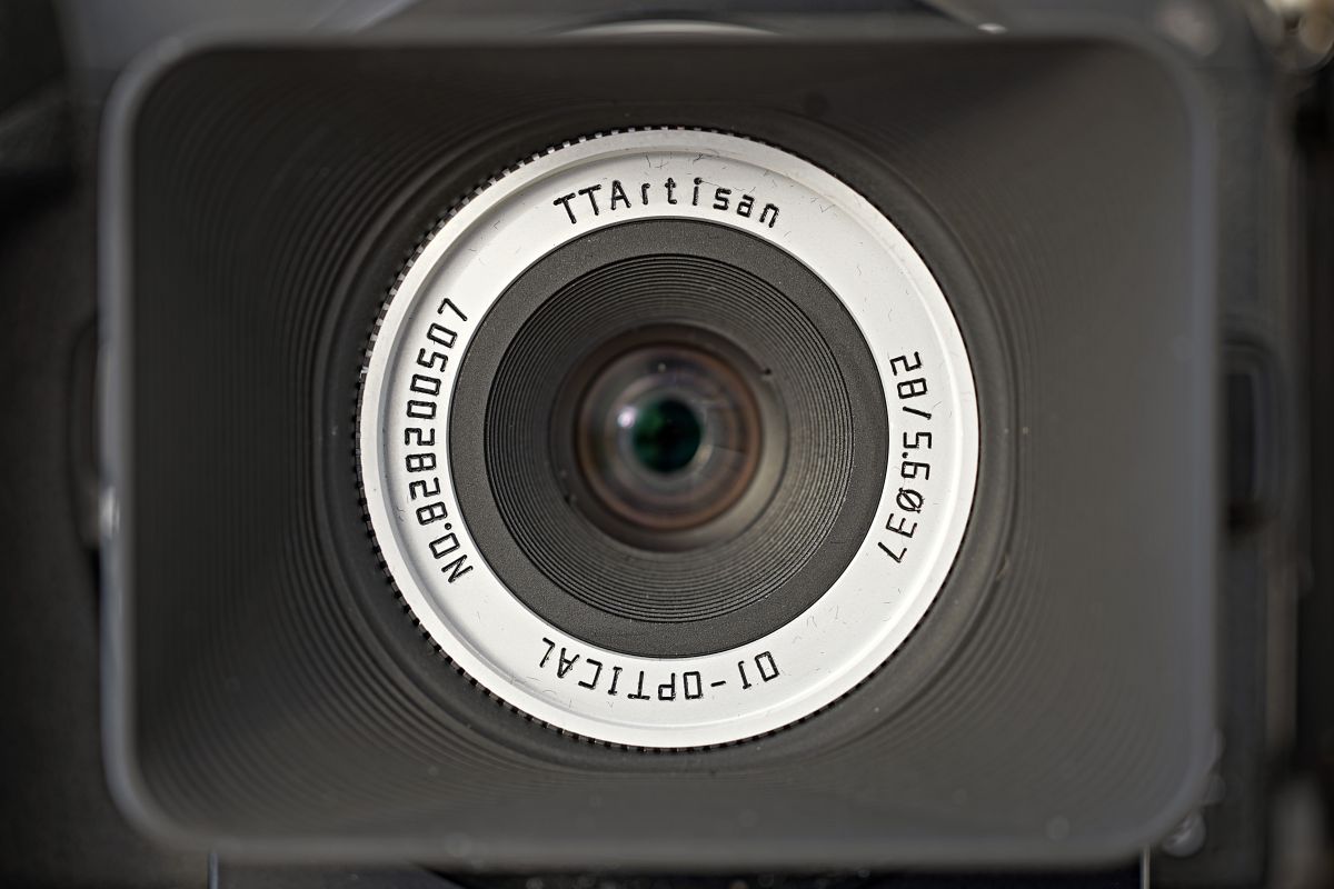 Nowości TTArtisan w maju: srebrne wersje 50mm F1.2 APS-C, 50mm F0.95 APS-C Sony E, czarna mosiężna wersja 28mm F5.6 Leica M, adapter Leica M-Sony E z kodowaniem 6-bitowym